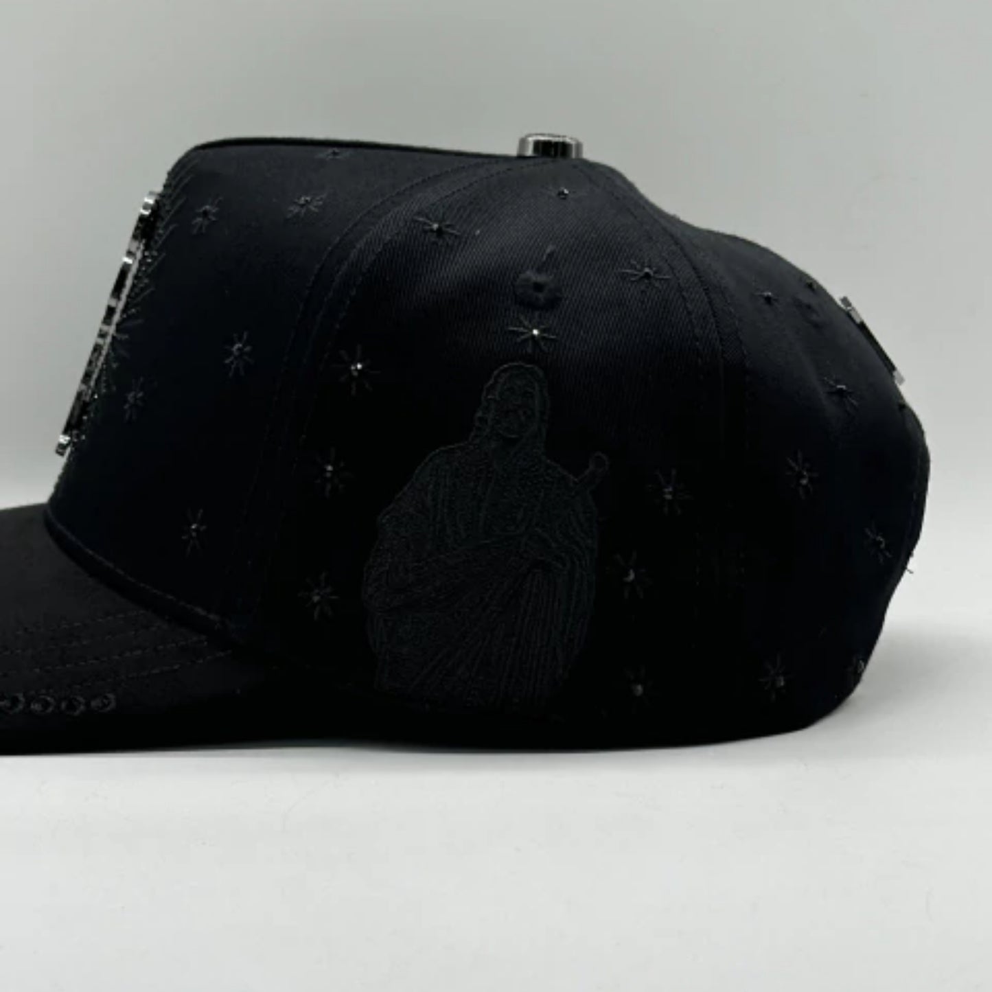 GORRA BIGG BOSS // SAN JUDAS CRYSTAL TOTAL  BLACK